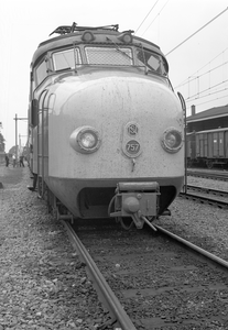 803838 Afbeelding van de kop van het electrische treinstel nr. 757 (mat. 1954, plan G) van de N.S. met een geel ...